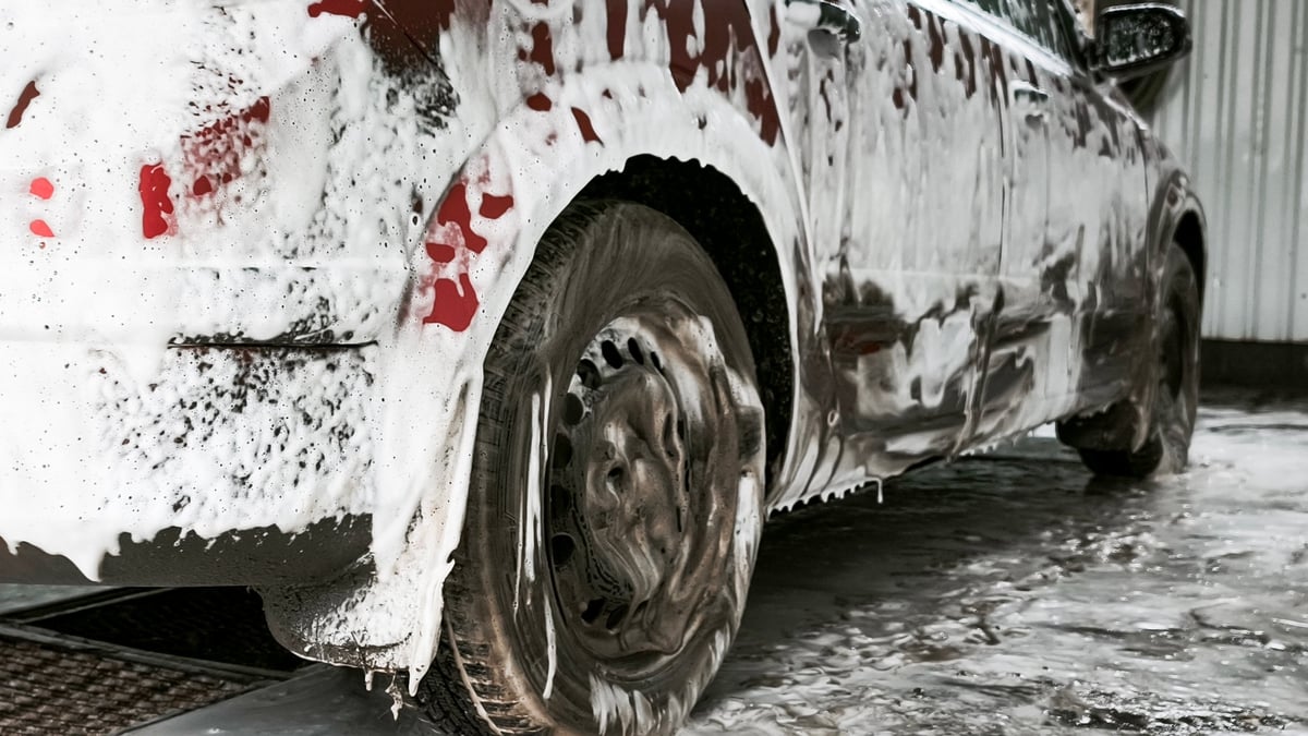 Auto ricoperta di schiuma durante il lavaggio all'autolavaggio